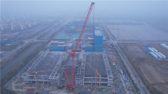 中铁九局一公司承建的盐碱地项目钢结构主体框架成功完成吊装