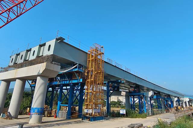 汕梅高速改扩建TJ1工程项目北河大桥区域顶推到位